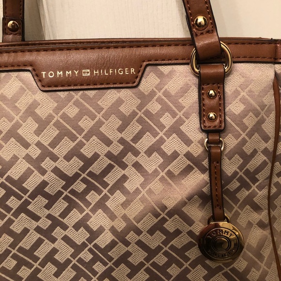 Tommy Hilfiger carry purse Awesome color